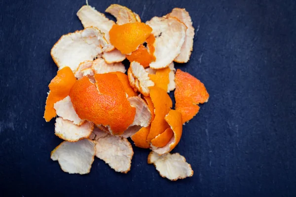 Apelsinskal Svart Keramisk Bakgrund — Stockfoto