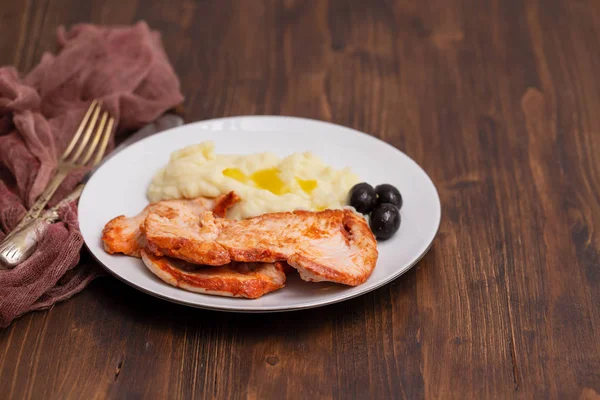 Tacchino Fritto Con Purè Patate Olive Piatto Bianco — Foto Stock