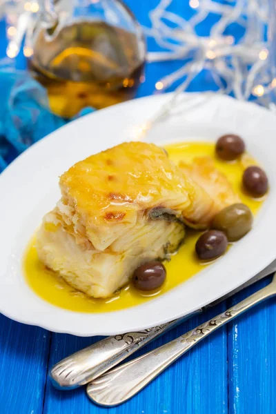 Bacalao Frito Con Aceitunas Aceite Oliva Plato Blanco — Foto de Stock