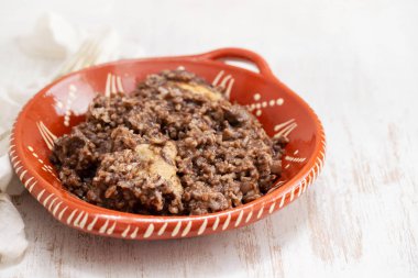 çanak üzerinde pilavlı tavuk