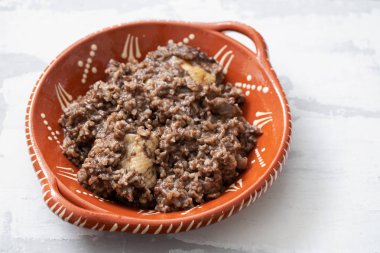 çanak üzerinde pilavlı tavuk