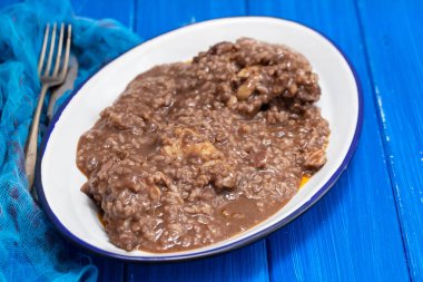 çanak üzerinde pilavlı tavuk