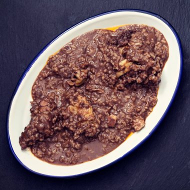 çanak üzerinde pilavlı tavuk