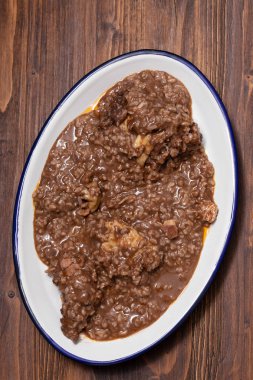 çanak üzerinde pilavlı tavuk