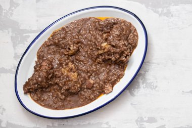 çanak üzerinde pilavlı tavuk