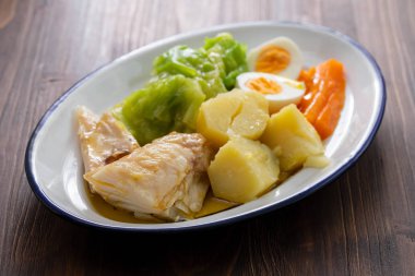 tipik Portekizce yemek morina balığı sebze ve yumurta