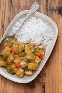 haşlanmış pirinç çanağı ile kalamar yahnisi