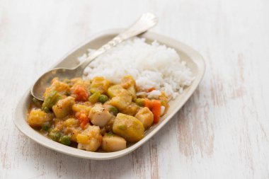 haşlanmış pirinç çanağı ile kalamar yahnisi