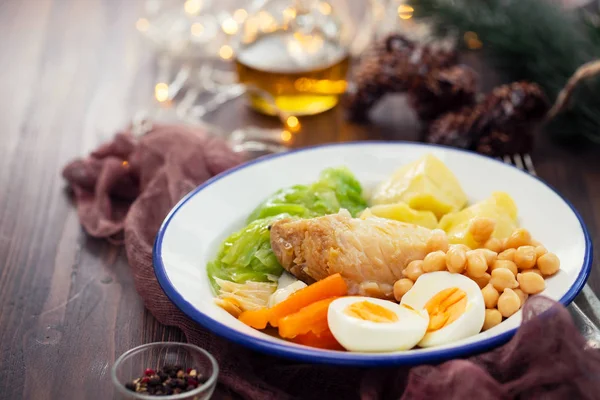 典型的葡萄牙菜鳕鱼与蔬菜和鸡蛋 — 图库照片