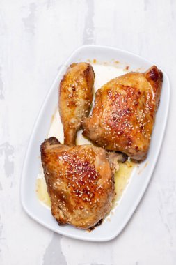 kızarmış tavuk sosu ve üzerinde beyaz tabak susam