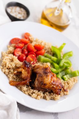 Quinoa ile tavuk ve sebze beyaz plaka üzerinde