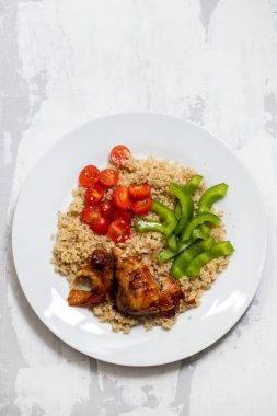 Quinoa ile tavuk ve sebze beyaz plaka üzerinde