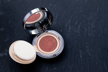 demir kutusunda siyah seramik zemin üzerine fırça