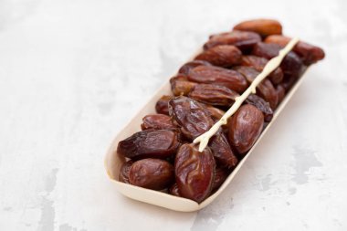 tabak beyaz arka plan üzerinde kuru tarihler