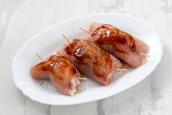 Pechuga Pollo Cruda Con Salsa Plato Blanco —  Fotos de Stock