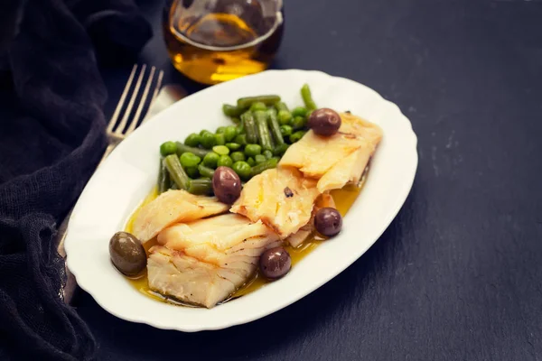 Bacalao Frito Con Guisantes Judías Verdes Plato Blanco —  Fotos de Stock