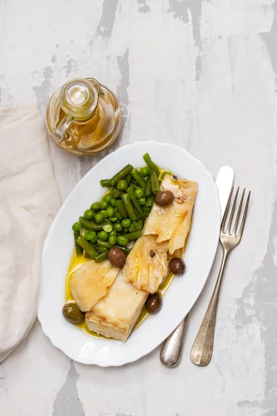 Bacalhau Frito Com Ervilhas Feijão Verde Prato Branco — Fotografia de Stock