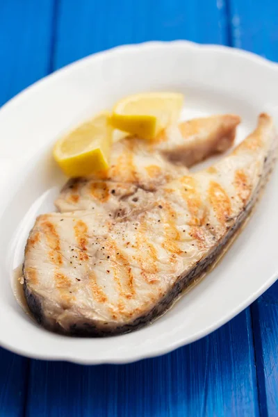 Gegrillter Fisch Mit Zitrone — Stockfoto