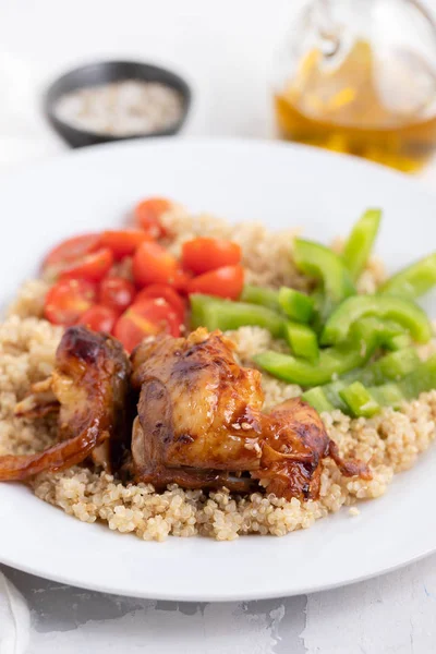 Quinoa Mit Huhn Und Gemüse Auf Weißem Teller — Stockfoto