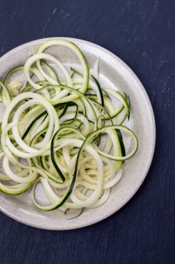 yemek üzerinde sebze spagetti