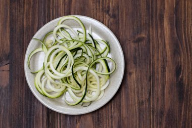 yemek üzerinde sebze spagetti