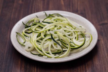 yemek üzerinde sebze spagetti