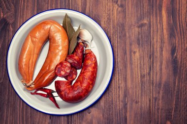 çanak üzerinde sosis füme