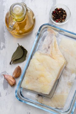 su cam tabak içinde ham morina balığı