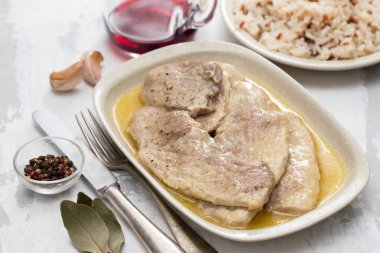 tabak içinde soslu kızarmış domuz eti