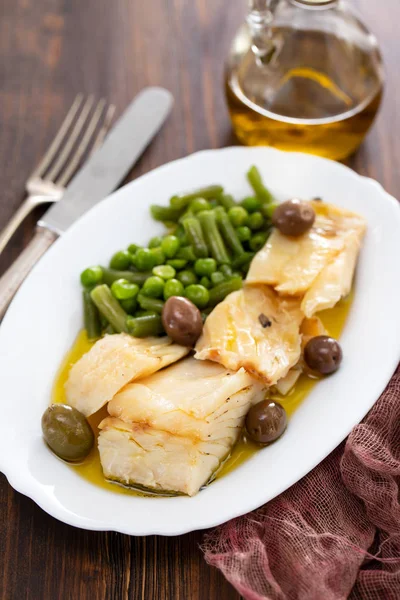 Bacalao Frito Con Guisantes Judías Verdes Plato Blanco — Foto de Stock