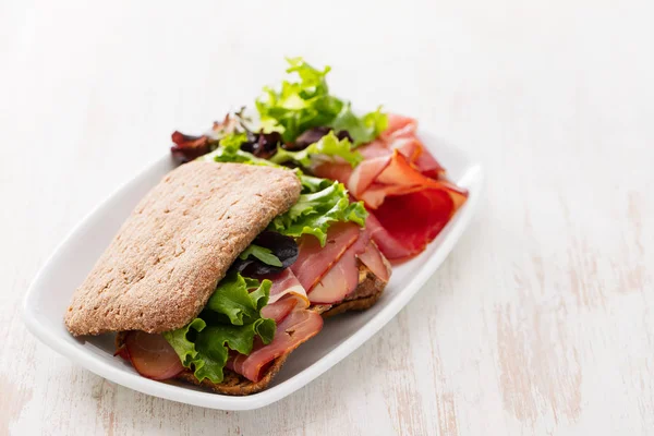 Brot Mit Räucherfleisch Und Salat Auf Teller — Stockfoto