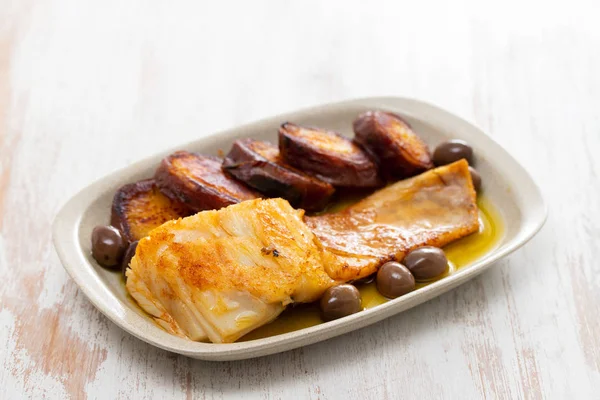 Pescado Bacalao Frito Con Aceitunas Batata Plato — Foto de Stock