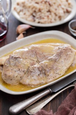 tabak içinde soslu kızarmış domuz eti