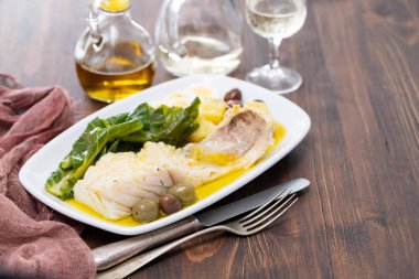 lahana, patates ve zeytin çanak üzerinde morina balığı