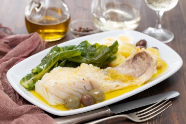 lahana, patates ve zeytin çanak üzerinde morina balığı