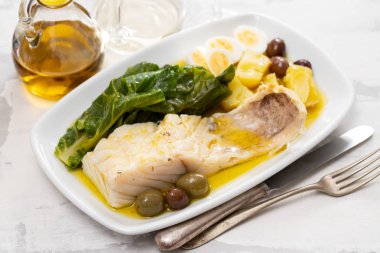 lahana, patates ve zeytin çanak üzerinde morina balığı