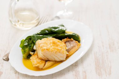 lahana beyaz çanak üzerinde ile kızarmış morina balığı