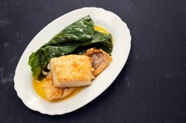 lahana beyaz çanak üzerinde ile kızarmış morina balığı