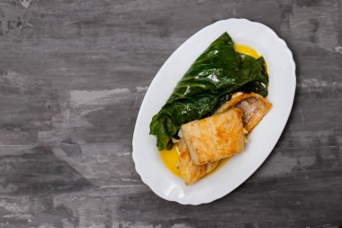 lahana beyaz çanak üzerinde ile kızarmış morina balığı