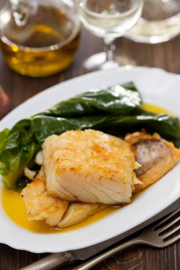 lahana beyaz çanak üzerinde ile kızarmış morina balığı