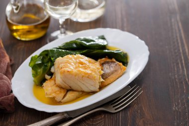 lahana beyaz çanak üzerinde ile kızarmış morina balığı