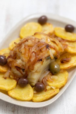 kızarmış morina soğan ve patates çanağı ile