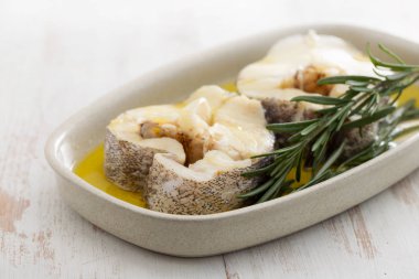 zeytin yağı ve biberiye tabak haşlanmış balık