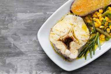 Beyaz tabak sebze ile haşlanmış balık
