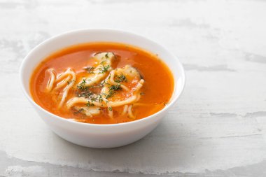 balık çorbası seramik zemin üzerine beyaz kase