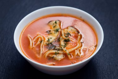 balık çorbası seramik zemin üzerine beyaz kase