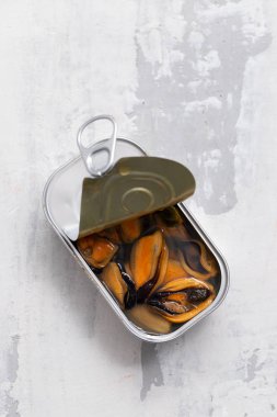 Seramik arka planda midye konserve gıda