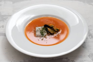 Beyaz tabak içinde balık çorbası