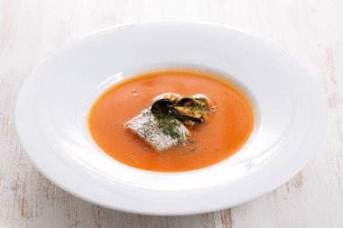 Beyaz tabak içinde balık çorbası