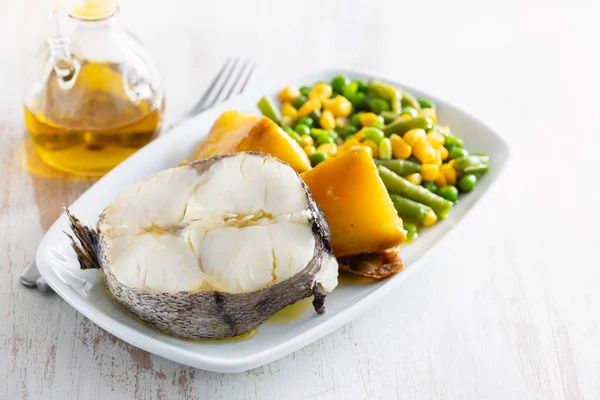 Pescado Cocido Con Verduras Plato Blanco — Foto de Stock